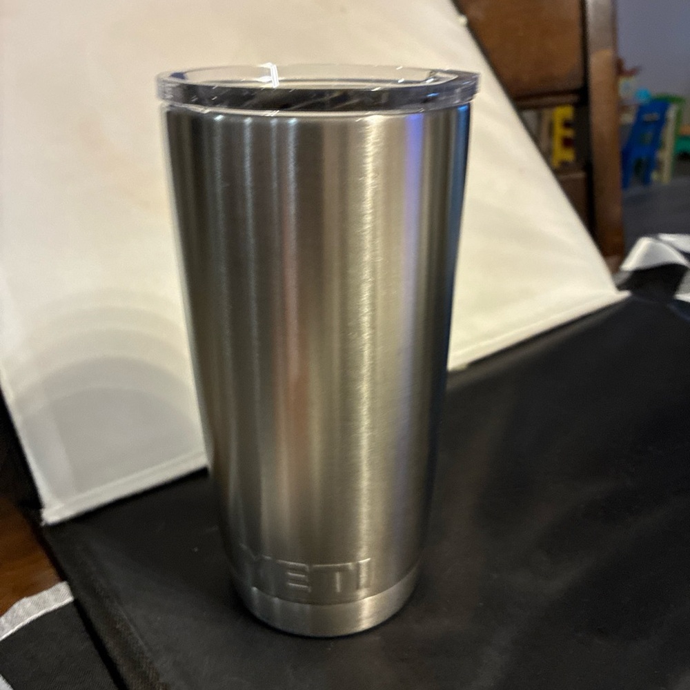 Yeti Silver Tumbler 20oz - Picture 1 of 6